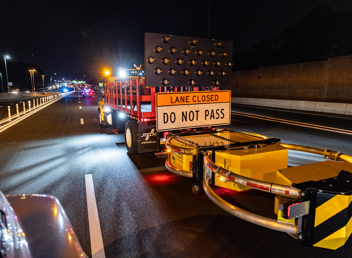 flagger-force-team-working-in-multi-lane-closure-environment-1